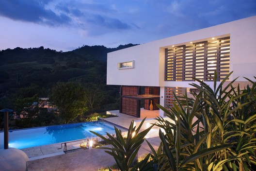 Swimming Pools in Colombian House Architecture - Image 14 of 15