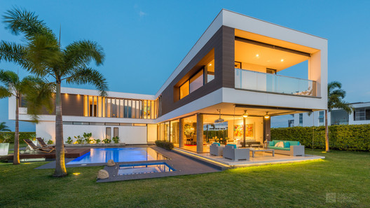 Swimming Pools in Colombian House Architecture - Image 10 of 15