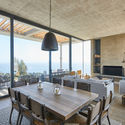 Casa CV / Jorge Figueroa + Asociados - Fotografía interior, Comedor, Mesas, Sillas, Fijación Vigas, Ventanas