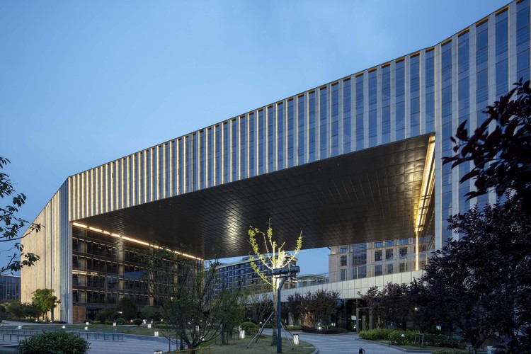 Stone louvres in changing lights. Image Courtesy of Aedas