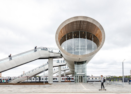 17 Intermodal Stations That Blend Transit Design and Urban Infrastructure 17 Intermodal Stations That Blend Transit Design and Urban Infrastructure - Image 1 of 18