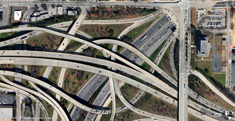 Nó viário em Atlanta, EUA. Imagem via Google Earth