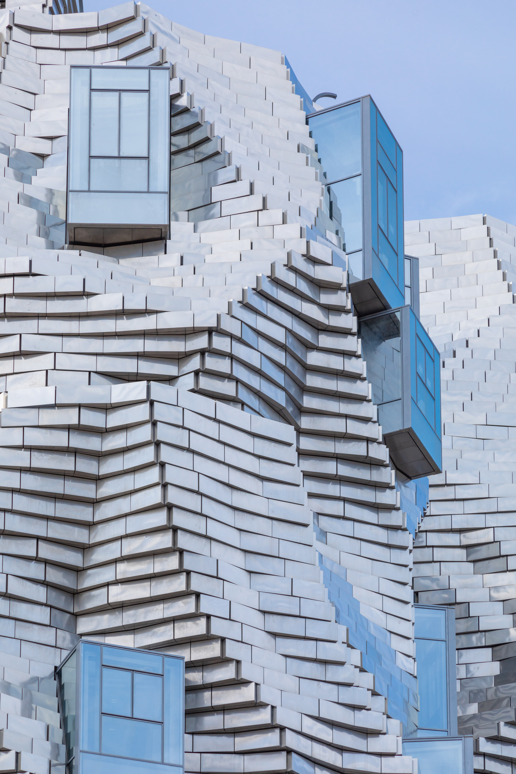 https://images.adsttc.com/media/images/5e61/2d55/6ee6/7e0a/1800/0028/large_jpg/Frank_Gehry_-_Arles_Luma_Tower_-_AVH_-_Atelier_Vincent_Hecht_(1).jpg?1583426892