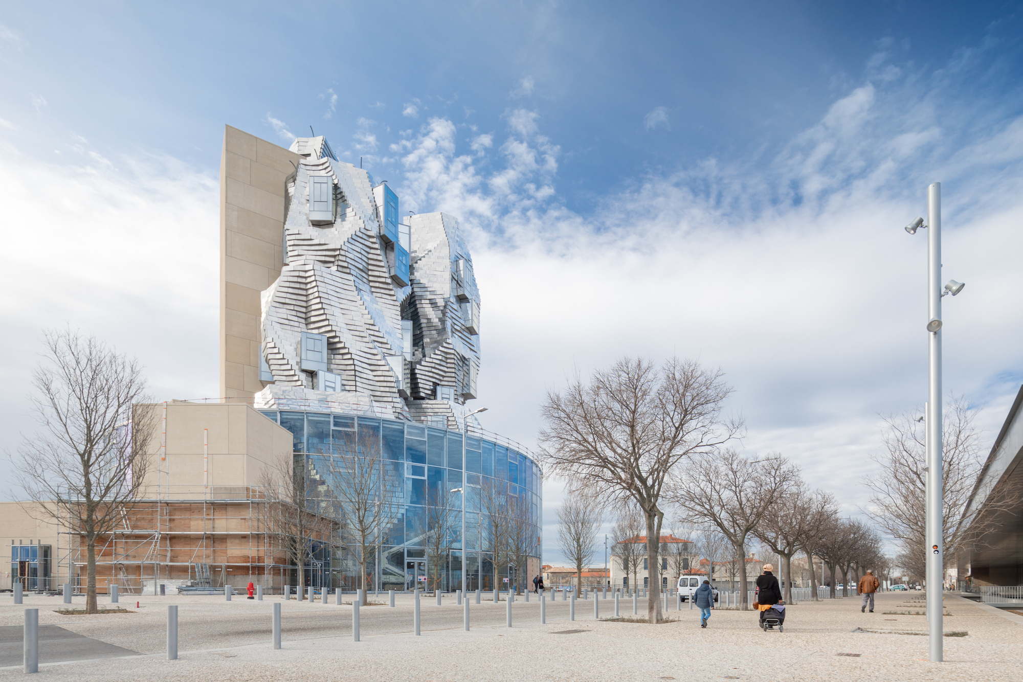 https://images.adsttc.com/media/images/5e61/2f1a/6ee6/7e3f/3f00/001f/large_jpg/Frank_Gehry_-_Arles_Luma_Tower_-_AVH_-_Atelier_Vincent_Hecht_(3).jpg?1583427345