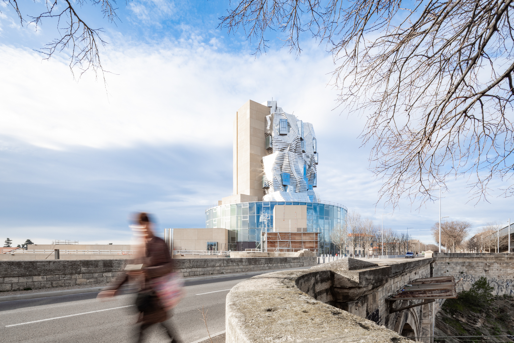 https://images.adsttc.com/media/images/5e61/2f43/6ee6/7e3f/3f00/0021/large_jpg/Frank_Gehry_-_Arles_Luma_Tower_-_AVH_-_Atelier_Vincent_Hecht_(5).jpg?1583427385