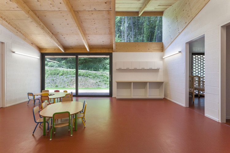 Crèche The Squirrels Kindergarten / Goffart-Polomé Architectes - Interior Photography, Dining room, Table, Chair, Windows