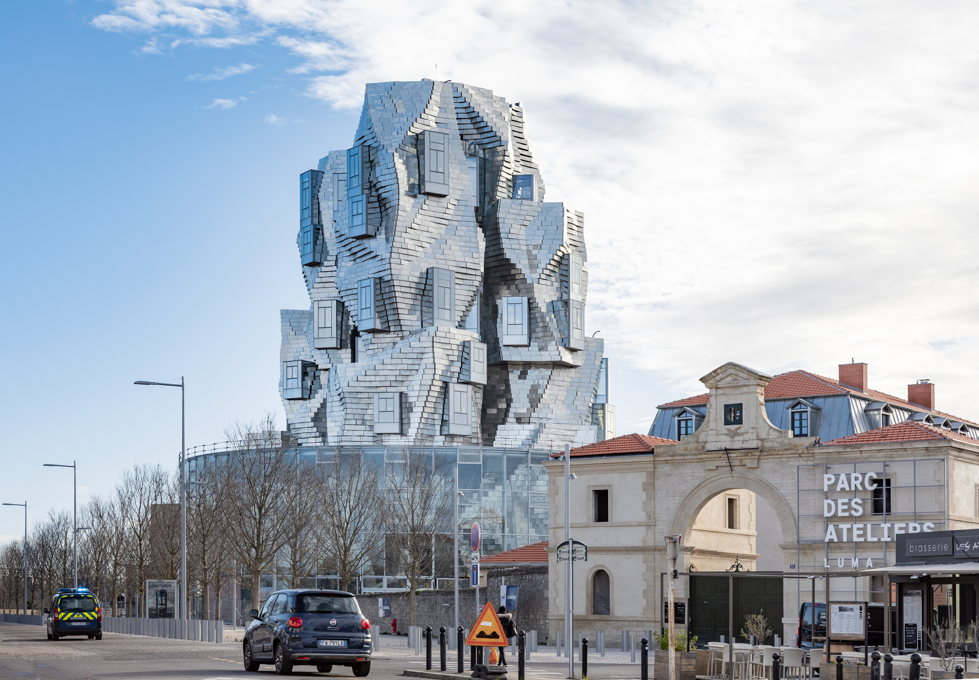 https://images.adsttc.com/media/images/5e61/f657/6ee6/7e0a/1800/0226/large_jpg/Frank_Gehry_-_Arles_Luma_Tower_-_AVH_-_Atelier_Vincent_Hecht_(13).jpg?1583478347