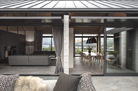 (REPETIDO) Casa Wanaka / Three Sixty Architecture (REPETIDO) Casa Wanaka / Three Sixty Architecture - Fotografia de Interiores, Porta, Viga, Cadeira