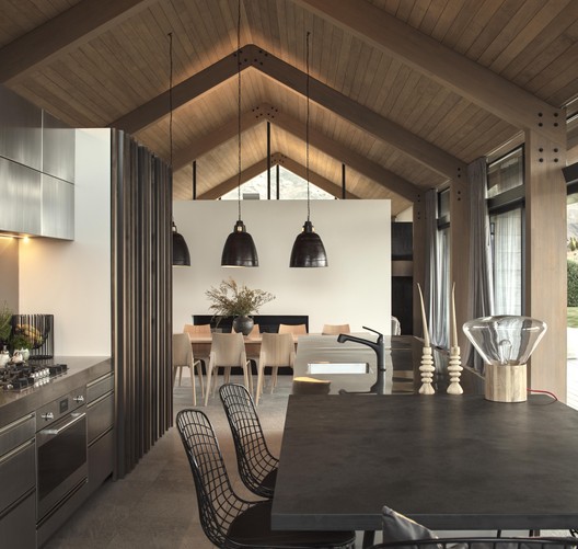 (REPETIDO) Casa Wanaka / Three Sixty Architecture (REPETIDO) Casa Wanaka / Three Sixty Architecture - Fotografia de Interiores, Cozinha, Mesa, Cadeira, Bancada, Viga