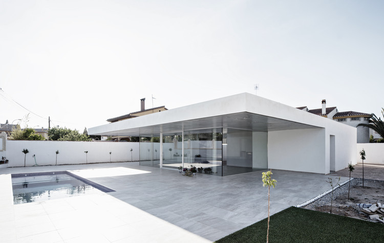 The House of Jesus  / Rubens Cortés Arquitectos + Raúl Rodríguez Ruiz (RRR) - Exterior Photography, Concrete, Courtyard