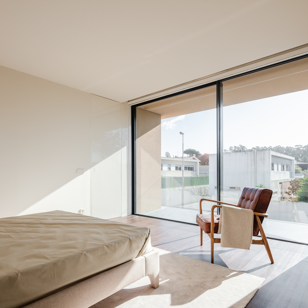 Casa Areia / Raulino Silva - Fotografia de Interiores, Dormitório, Fachada, Porta, Balcão, Cadeira, Cama, Mesa