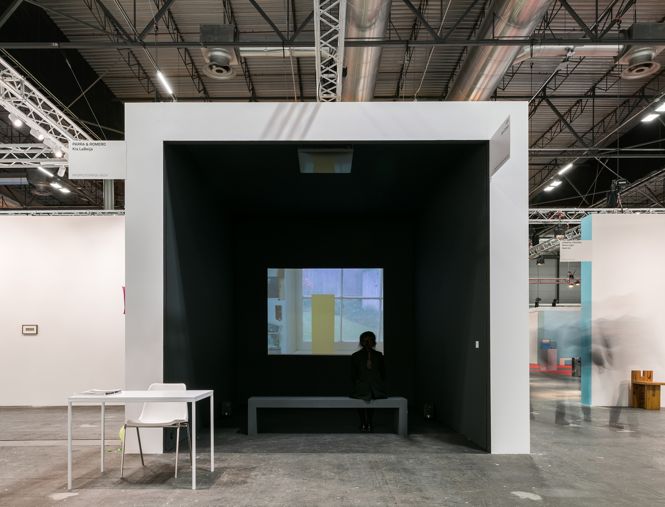 Instalación It's just a matter of time ARCOmadrid 2020 / Angela Juarranz - Fotografía interior, Fachada, Fijación Vigas, Mesas, Bancas