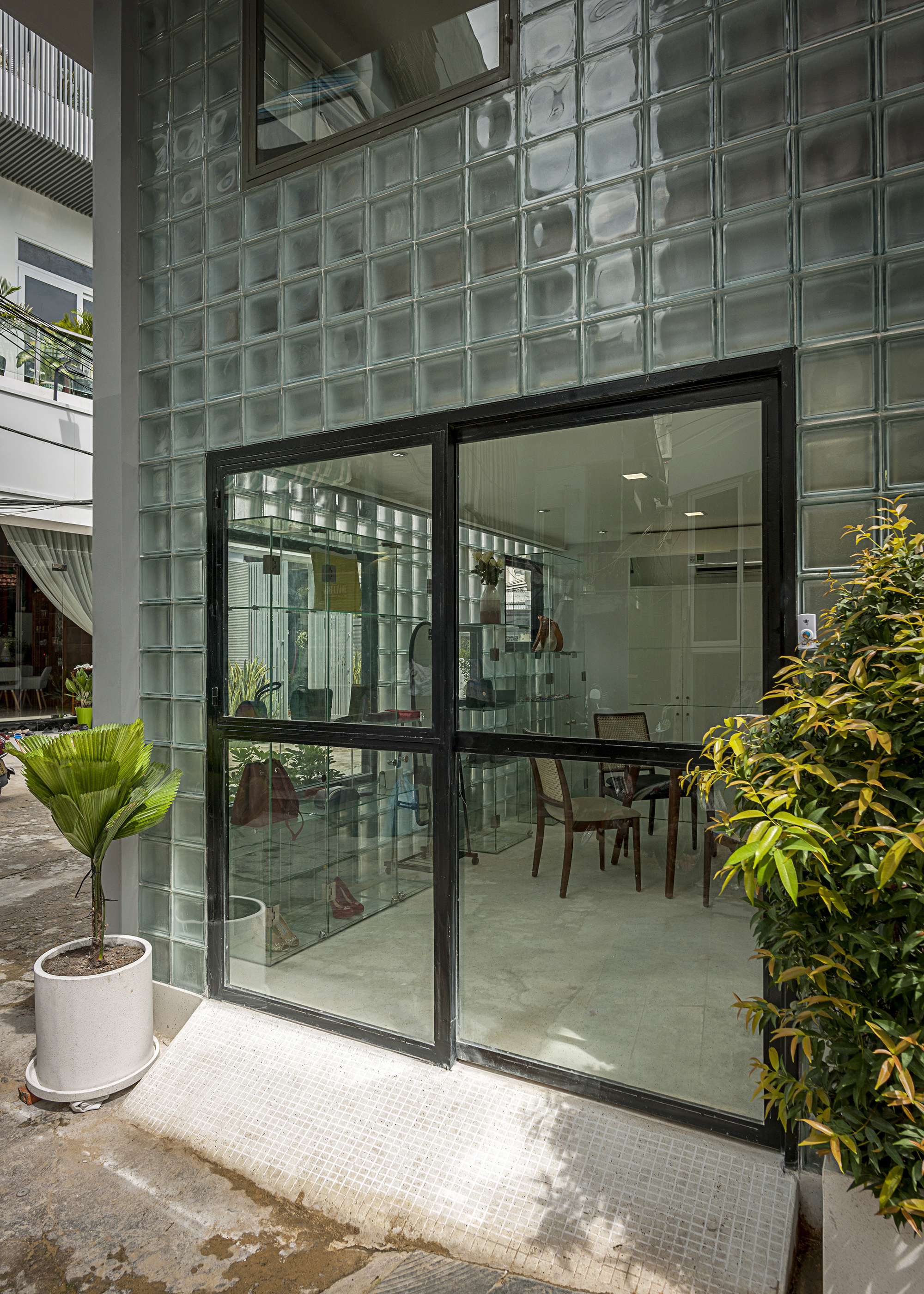 Gallery of Glassblock Micro House / ROOM+ Design & Build 20