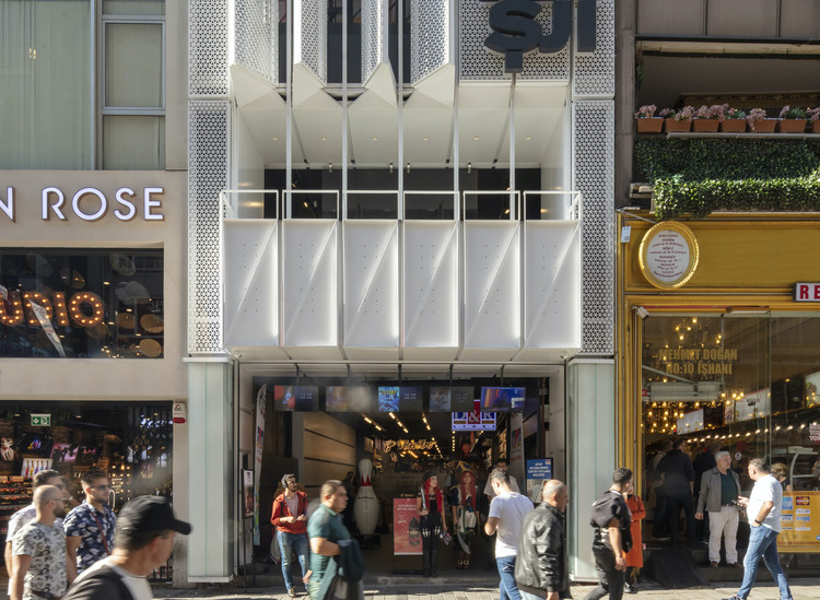 Fitas Passage Adaptive Re-use / Salon Alper Derinbogaz - More Images