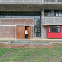 Edificio de la Fundación Eklavya / Biome Environmental Solutions - Fotografía exterior, Edificio De Oficinas, Fachada, Puerta