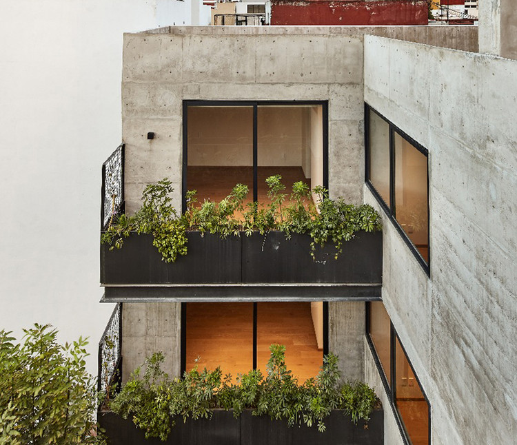 Balcones con vegetación: detalles y secciones de jardines en altura  - Imagen 18 de 22