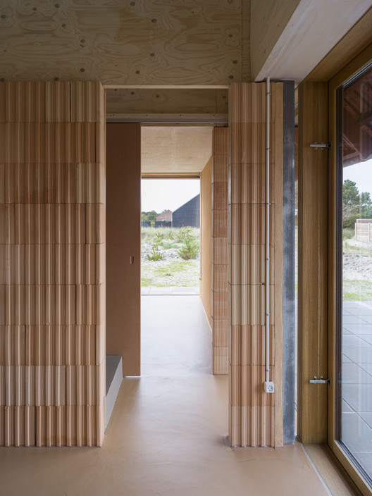 Casa em Fanø / lenschow & pihlmann - Fotografia de Interiores, Madeira, Pilar