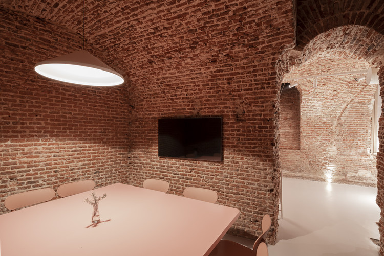 Alfama Coworking / LIPA Architects - Fotografía interior, Baño, Ladrillo