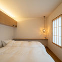 京都日式私宅，借景‘八坂塔’ / AtSpace Architects - 室内图, 酒店建筑, 卧室, 床