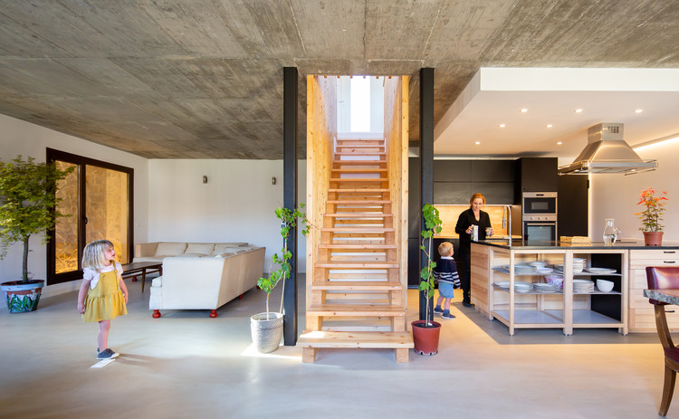 Casa Alcoba / MYCC - Fotografía interior, Fijación Vigas