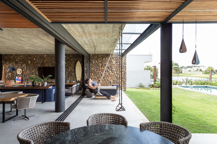 Casa W / Oficina Conceito Arquitetura - Fotografia de Interiores, Mesa, Viga, Pátio