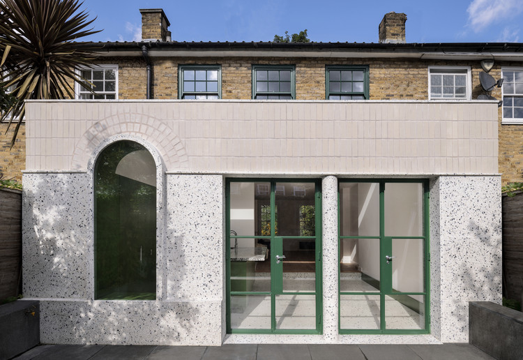 Casa Conejo Blanco / Gundry & Ducker - Fotografía exterior, Puerta, Concreto