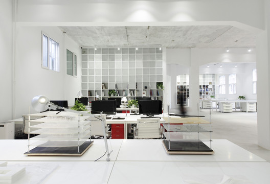 PMA设计事务所办公室 “三重桌” / PMA PMA设计事务所办公室 “三重桌” / PMA - 室内图, 厨房