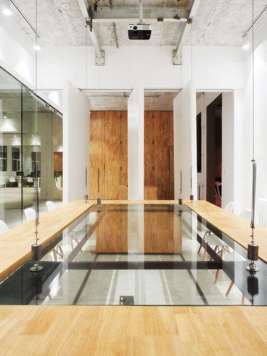 PMA设计事务所办公室 “三重桌” / PMA - 室内图, 厨房, 木头