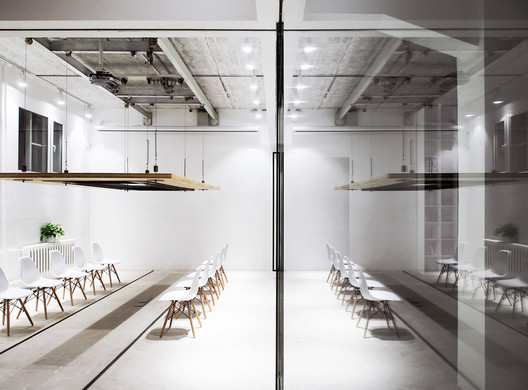 PMA设计事务所办公室 “三重桌” / PMA PMA设计事务所办公室 “三重桌” / PMA - 室内图, 厨房, 玻璃