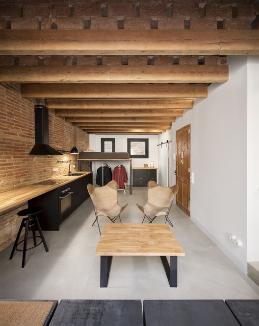 Pequeño ático en Gràcia  / NORA studio - Fotografía interior, Sillas, Fijación Vigas