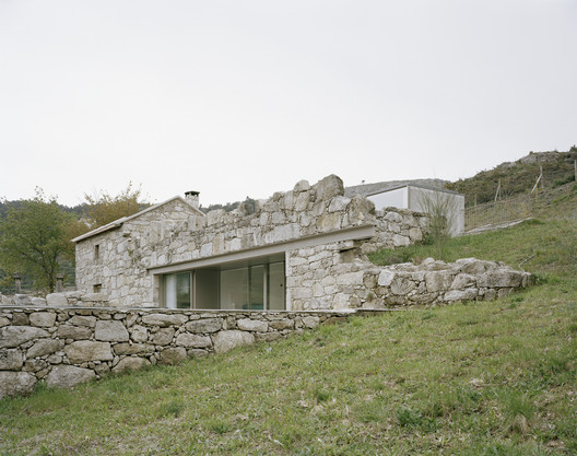 Aesthetics, Functionality and Preservation in 16 Portuguese Stone Houses Aesthetics, Functionality and Preservation in 16 Portuguese Stone Houses - Image 4 of 17
