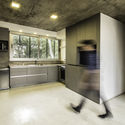 Edificio DCA / ONA - Oficina Nómada de Arquitectura + P. arquitectura I Paula Sanchez Abraham I - Fotografía interior, Apartamentos, Cocina, Fachada, Fijación Vigas, Puerta, Barandas, Sillas, Encimera