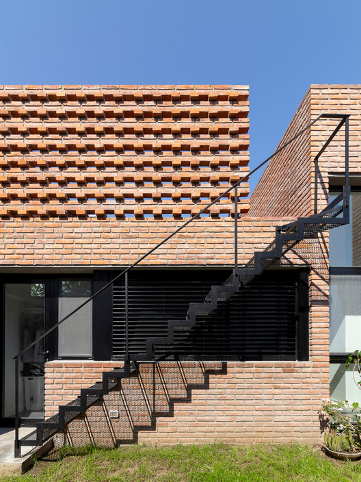 LP.0405 House / Nómade Arquitectura - Exterior Photography, Stairs, Brick