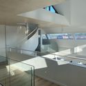 自然力造形的铝皮海岸住宅 / Lody Trap Architecten - 室内图, 楼梯, 玻璃