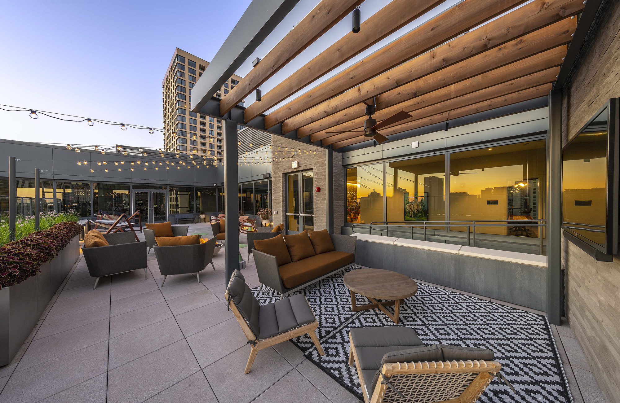 Gallery of Marlowe Apartments / Antunovich Associates 6