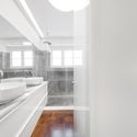 Apartamento Praça de Londres / João Tiago Aguiar Arquitectos - Fotografia de Interiores, Banheiro, Janela, Corrimão