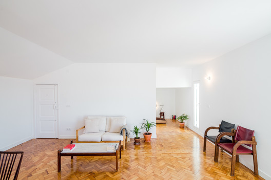 Padrões e variações em 18 apartamentos com piso de taco Padrões e variações em 18 apartamentos com piso de taco - Imagem 10 de 19