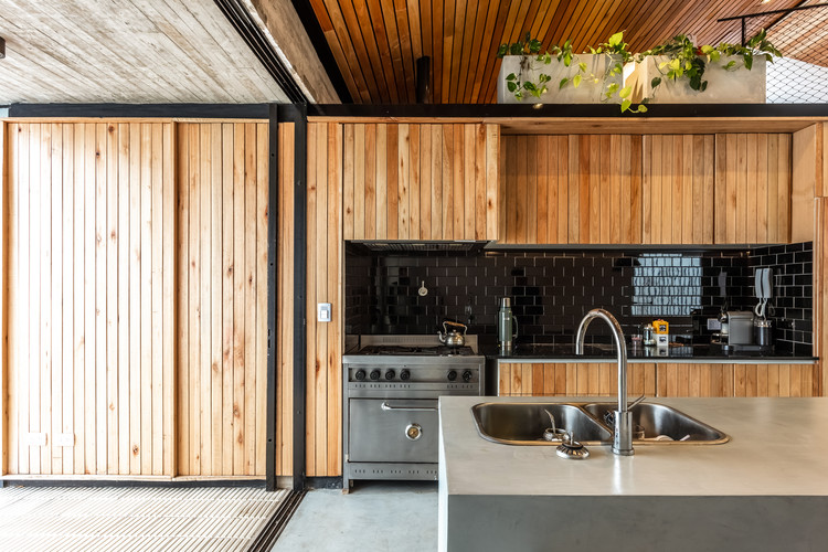 Casa Banfield / Fabrizio Pugliese - Fotografía interior, Cocina, Madera, Encimera