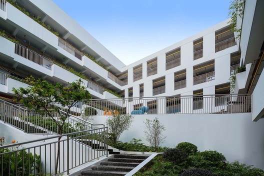 Escuela Yunhai de Shenzhen / AUBE CONCEPTION Escuela Yunhai de Shenzhen / AUBE CONCEPTION - Fotografía exterior, Escaleras, Fachada, Patio interior