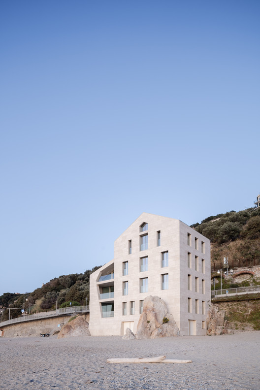 A House in the Sea  / Studio Marco Ciarlo Associati + Studio Daniele - Exterior Photography, Facade, Concrete