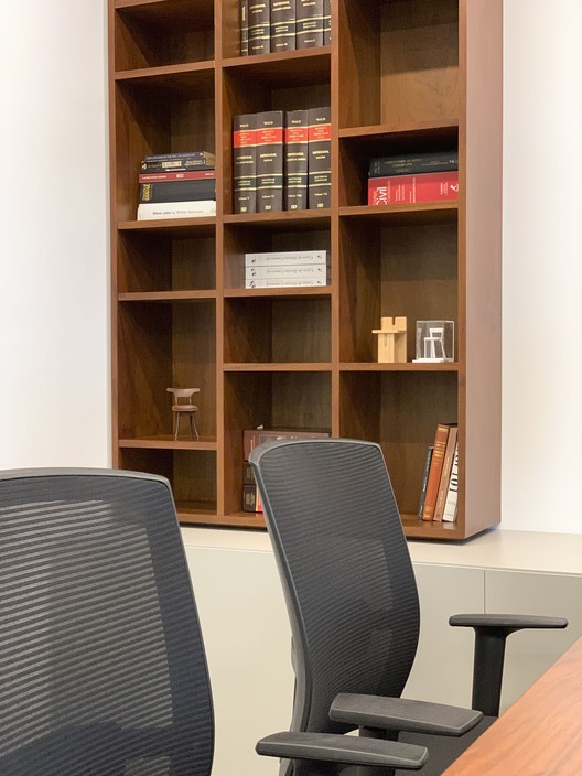 MCSA Haddock Santos Office / Zanatta Figueiredo + Chay Cardoso MCSA Haddock Santos Office / Zanatta Figueiredo + Chay Cardoso - Interior Photography, Closet, Wood, Shelving, Chair