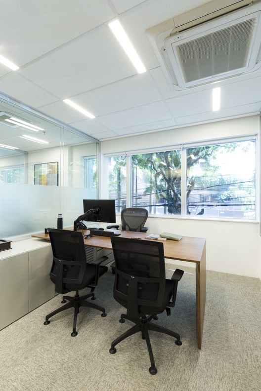 MCSA Haddock Santos Office / Zanatta Figueiredo + Chay Cardoso MCSA Haddock Santos Office / Zanatta Figueiredo + Chay Cardoso - Interior Photography, Chair