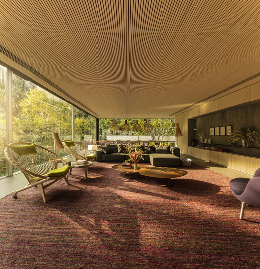 Brazilian Houses: 6 Residences with Slatted Wood Ceilings Brazilian Houses: 6 Residences with Slatted Wood Ceilings - Image 7 of 8
