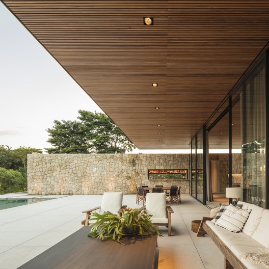 Brazilian Houses: 6 Residences with Slatted Wood Ceilings Brazilian Houses: 6 Residences with Slatted Wood Ceilings - Image 2 of 8