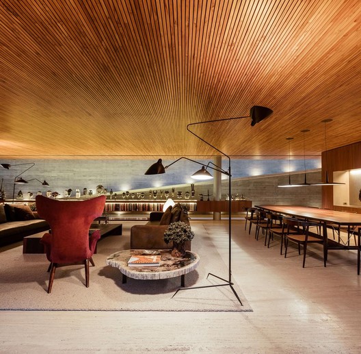 Brazilian Houses: 6 Residences with Slatted Wood Ceilings Brazilian Houses: 6 Residences with Slatted Wood Ceilings - Image 6 of 8