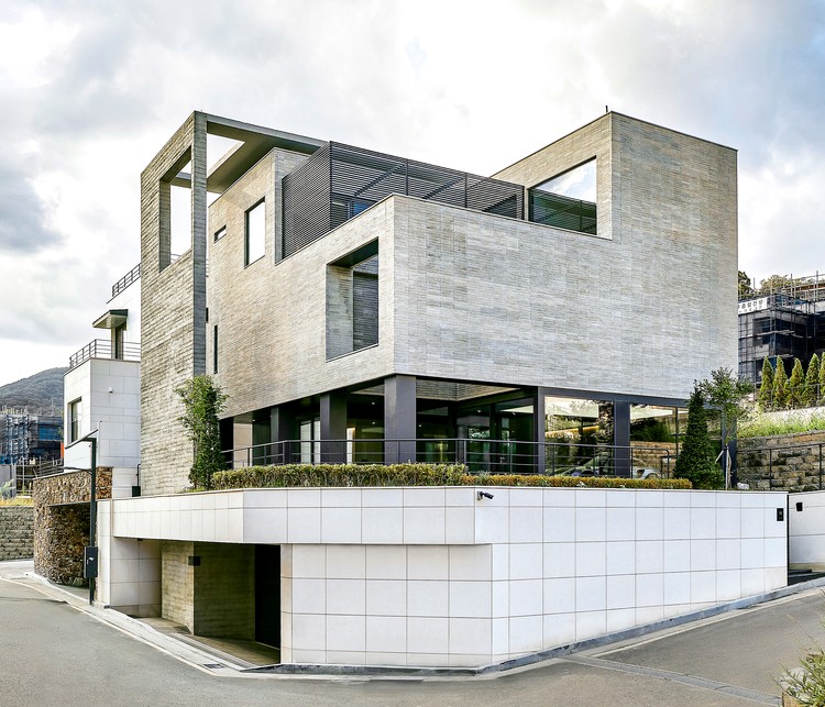 Turning Cube House / A'DUS [Architectural Designer Cluster] - Exterior Photography, Houses, Facade, Fence