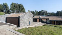 Escola de Ensino Fundamental Ruhehe / MASS Design Group