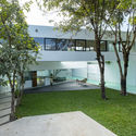 Casa blanca / Saola Architects - Fotografía exterior, Fachada, Jardín