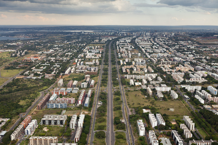 Brasília, 60 Years: Urbanity and Walking in the Brazilian Capital - Featured Image