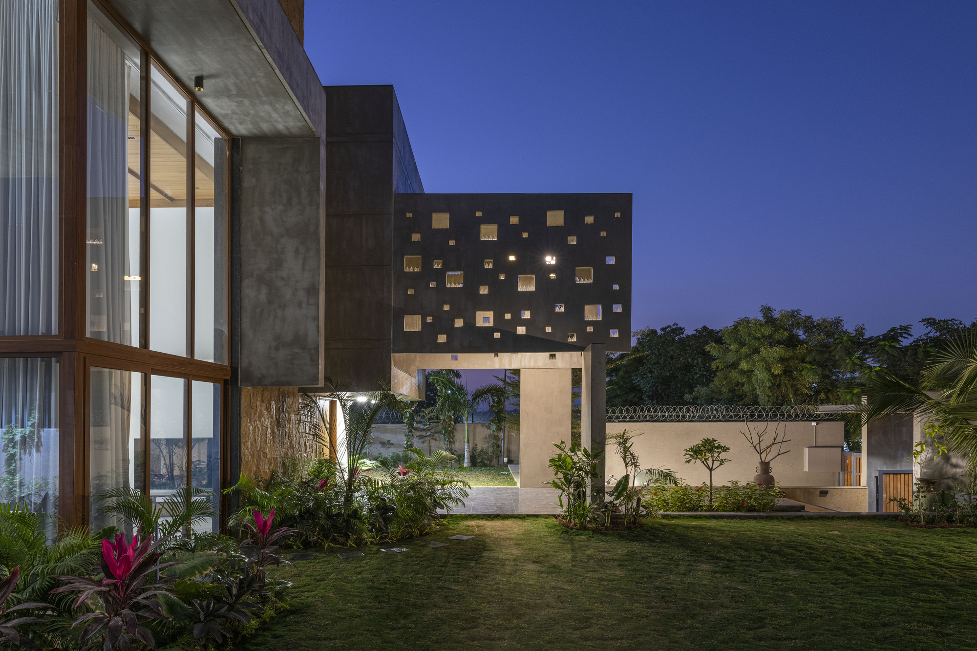 Gallery of PIXEL HOUSE / The Grid Architects - 19